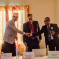 Mons. Ranarivelo Samoela Jaona, vescovo della diocesi anglicana di Antanananarivo e rappresentante della FFKM e Hassim Mohamed, del FSM, associazione di musulmani in Madagascar sotto la guida di padre Rakotonandratoniarivo Guillaume