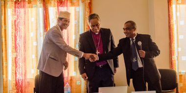 Mons. Ranarivelo Samoela Jaona, vescovo della diocesi anglicana di Antanananarivo e rappresentante della FFKM e Hassim Mohamed, del FSM, associazione di musulmani in Madagascar sotto la guida di padre Rakotonandratoniarivo Guillaume