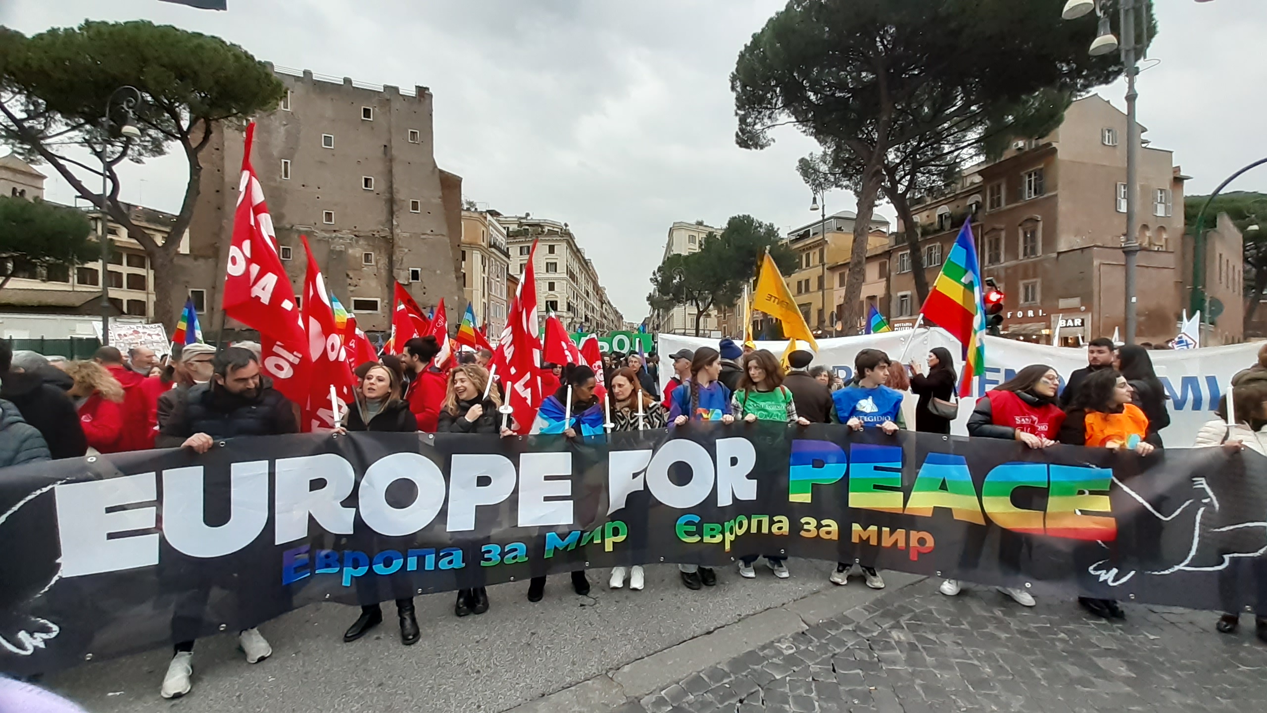 La fiaccolata della pace, dai Fori Imperiali al Colosseo